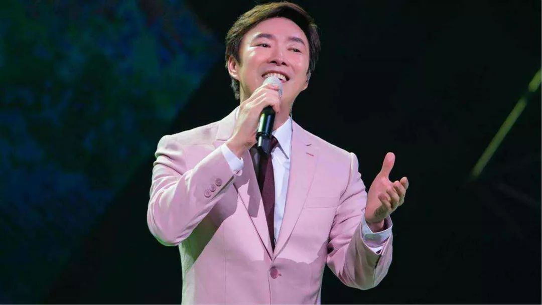 11月7日,费玉清在台北小巨蛋唱响最后一场告别演唱会,挥泪作别歌坛.