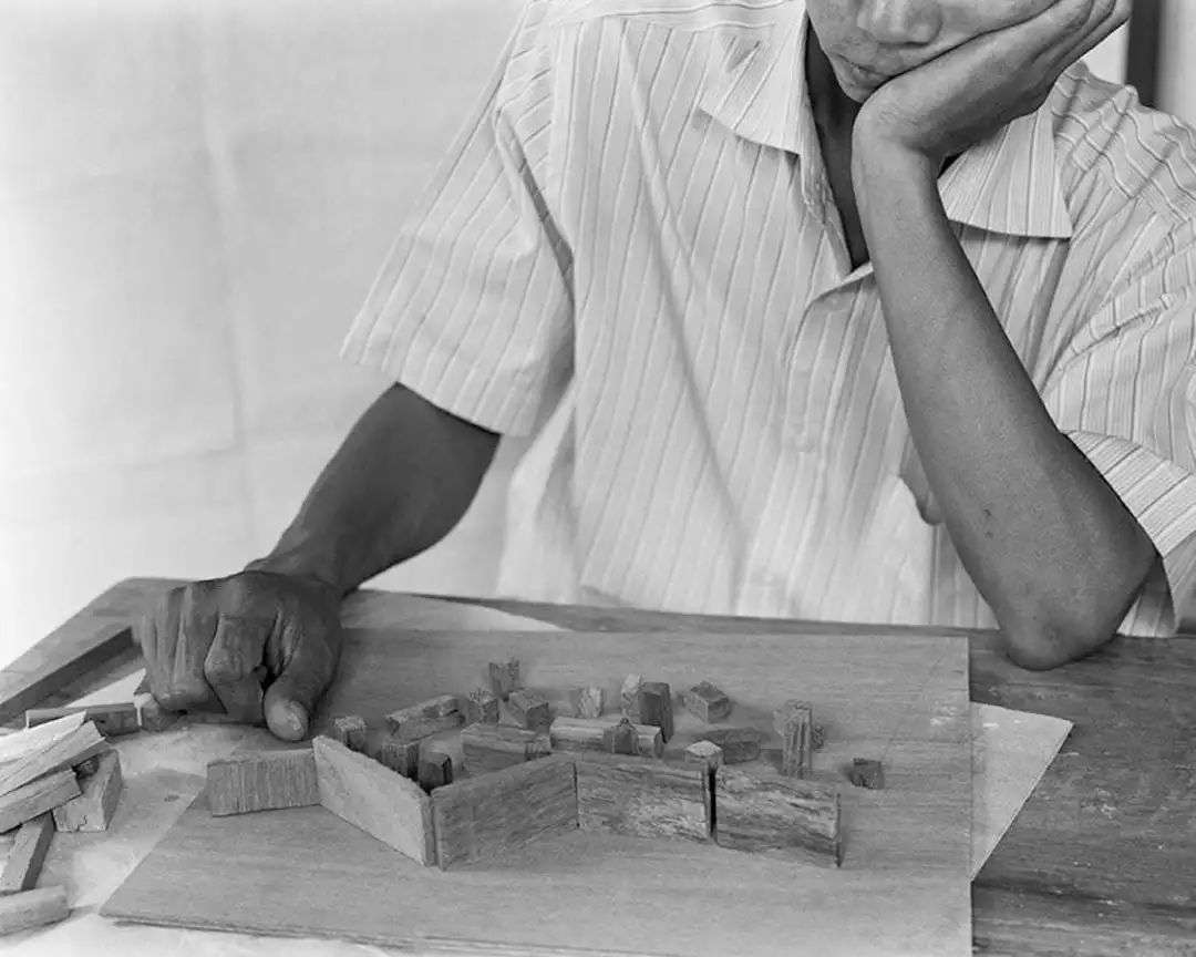 人们热衷讨论世界的不正常，但是究竟什么是正常？