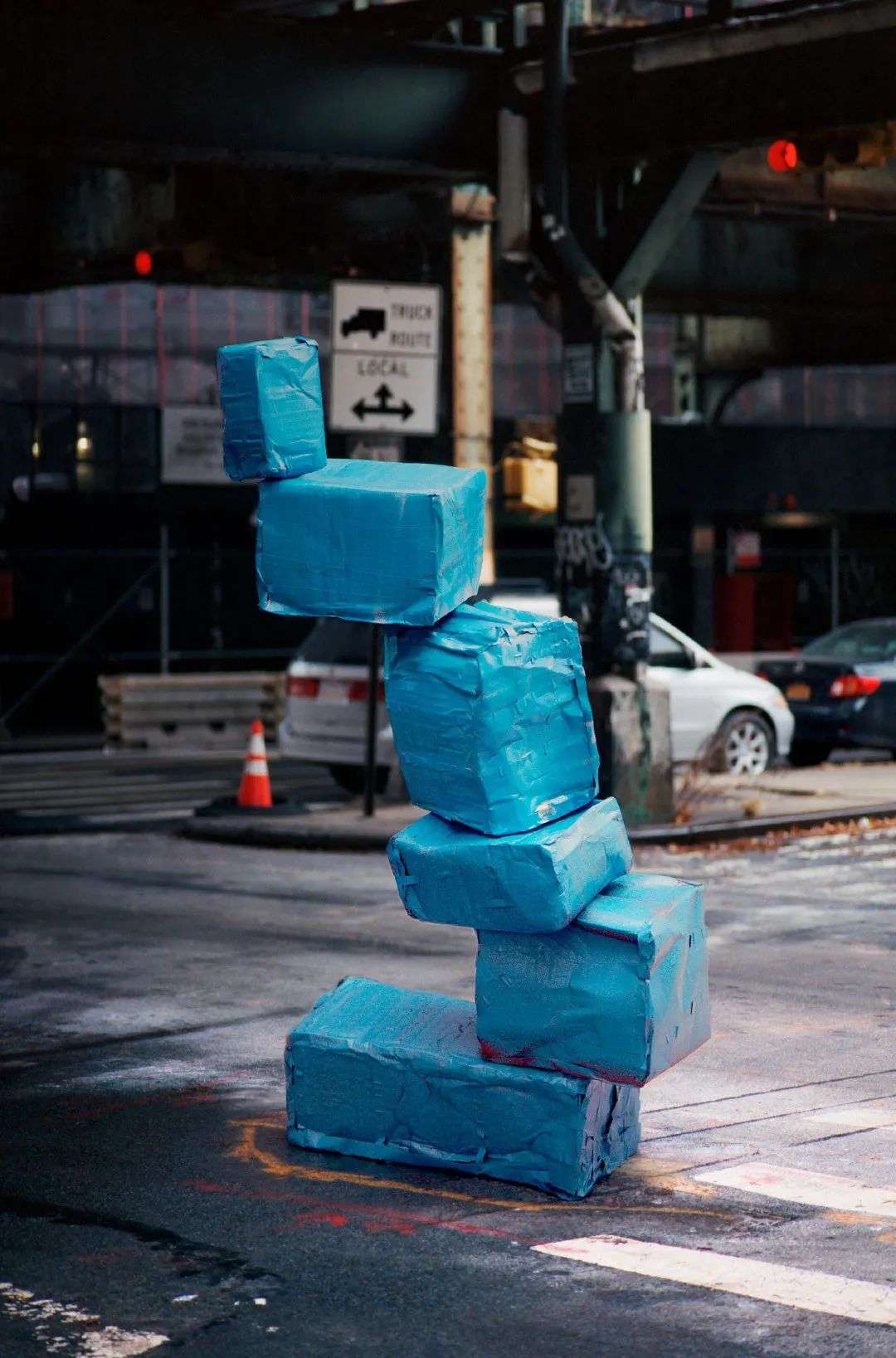 人们热衷讨论世界的不正常，但是究竟什么是正常？