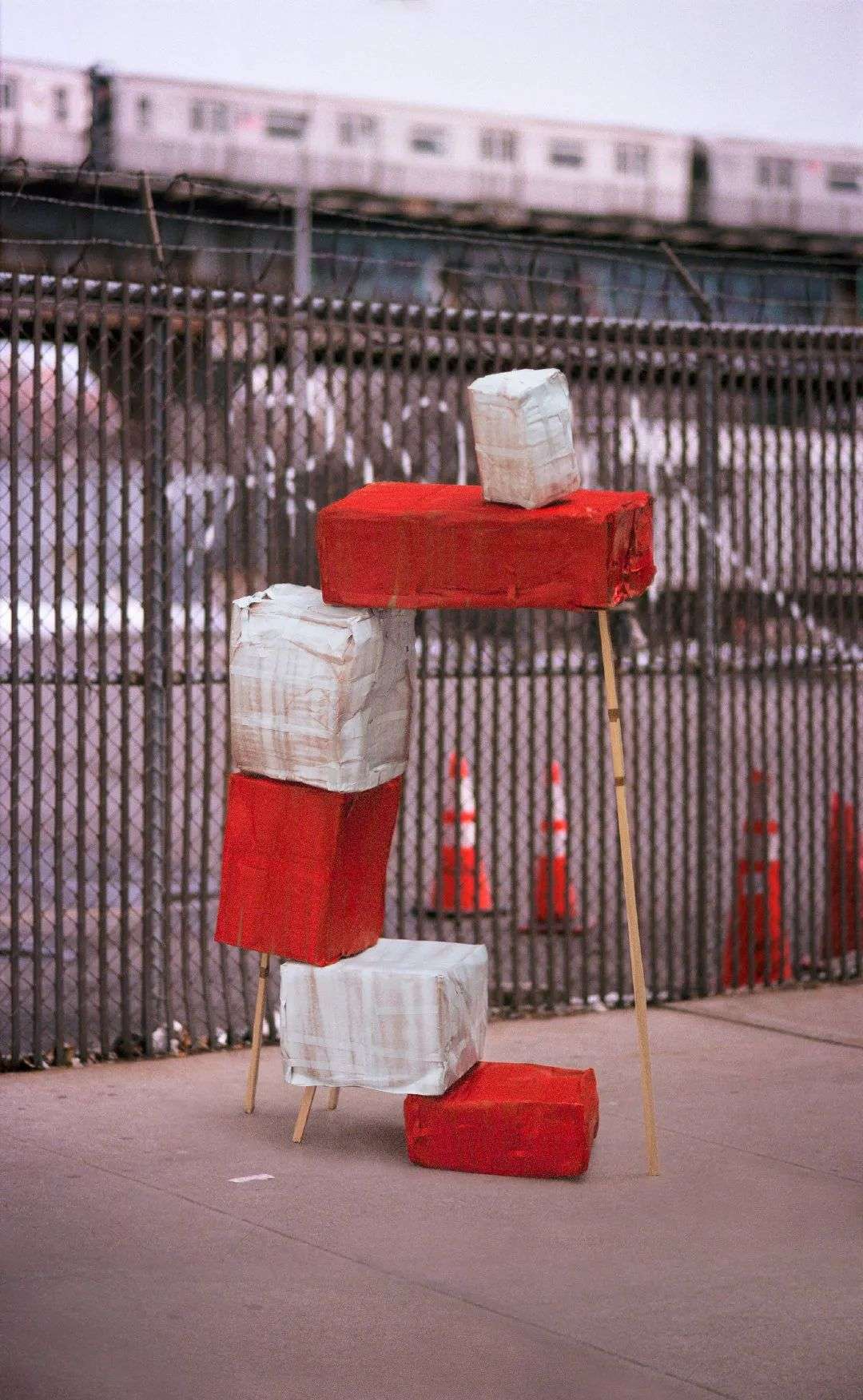 人们热衷讨论世界的不正常，但是究竟什么是正常？