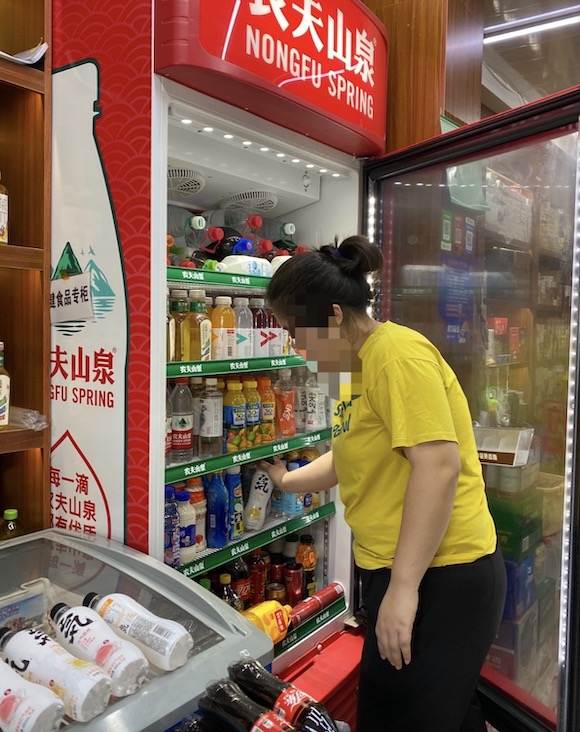 在北京南三环的一家烟酒店里,界面新闻看到,农夫山泉立式冰柜的5个