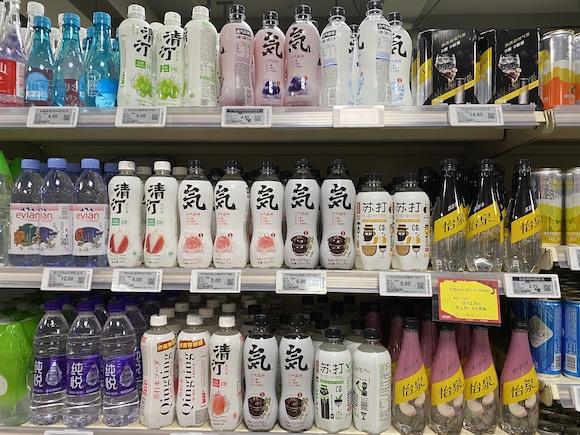 走进大卖场,连锁便利店,你很容就能发现,这两个品牌的产品经常"比邻