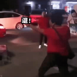 以抖音号"乐乐啊"5月发布的一条视频为例,视频中,张欣尧扮演司机,乐乐