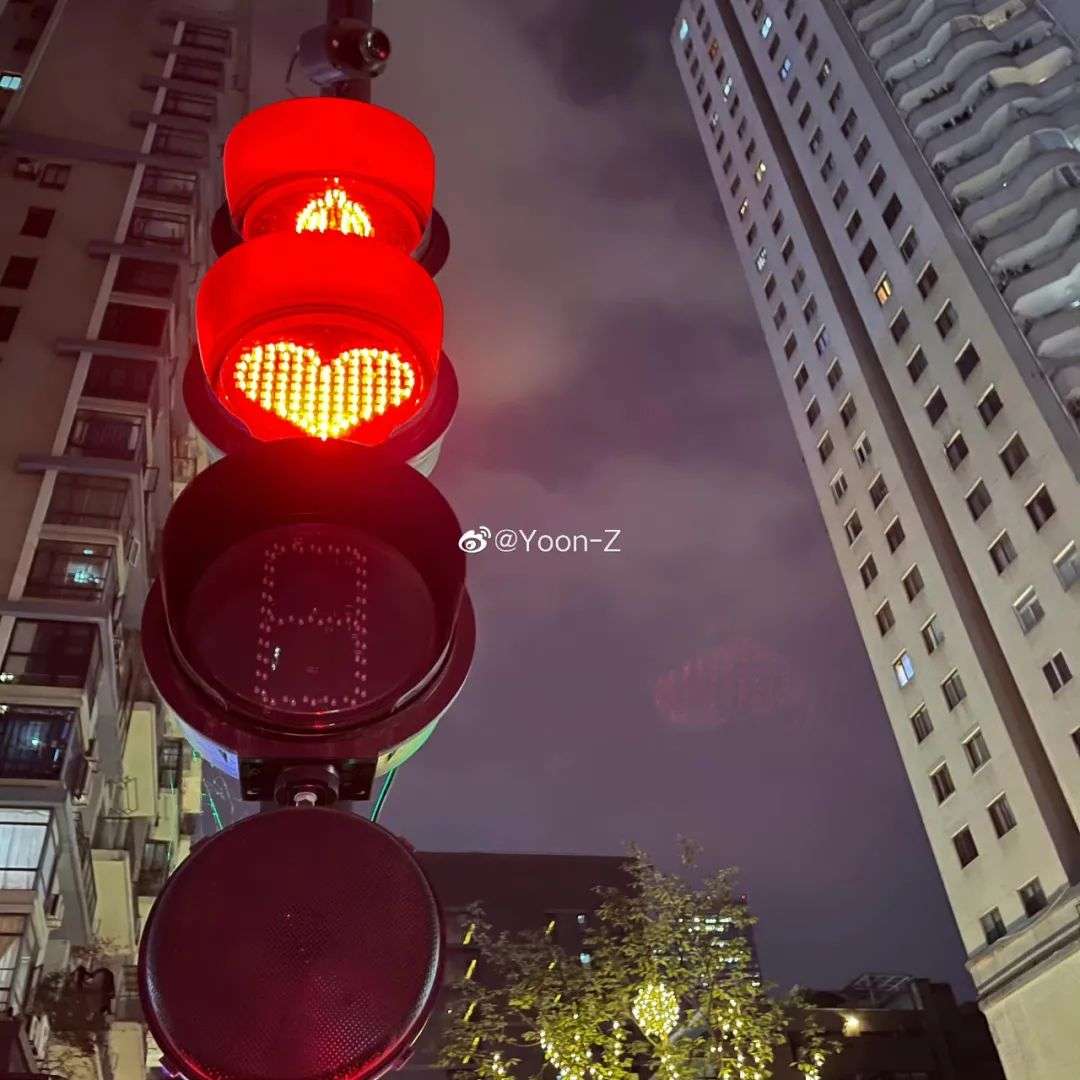 还有"心动信号"的爱情红绿灯.连过个马路都是爱你的形状,这.