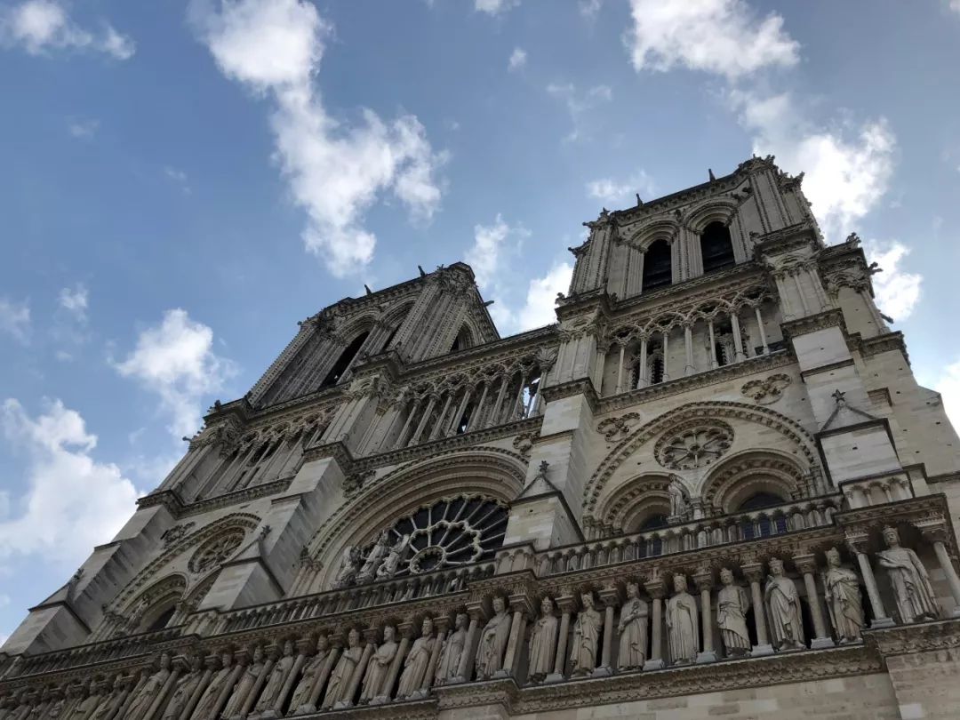 巴黎圣母院小说图片