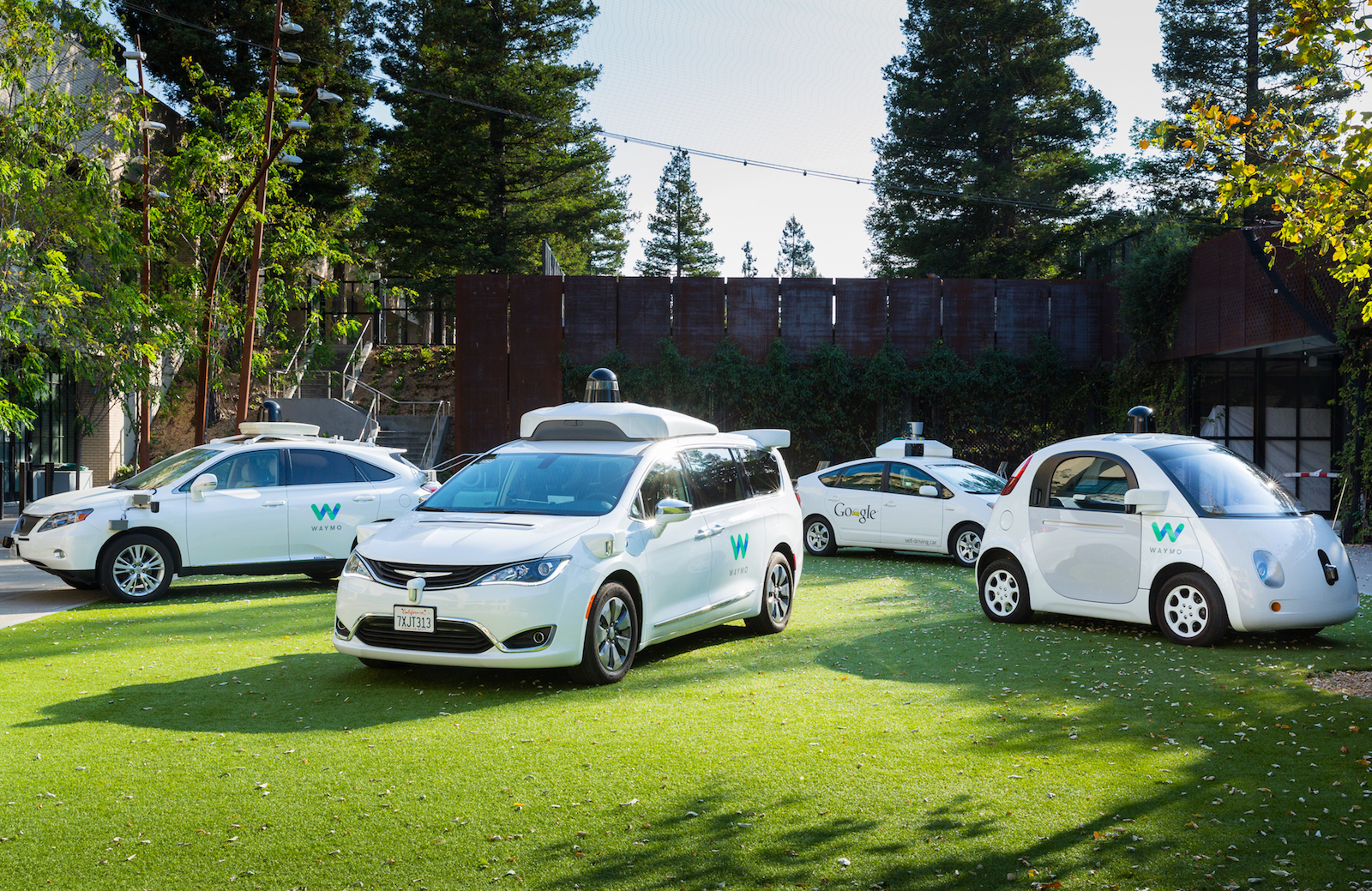 Waymo获准进行载客服务，不能收取费用，需要配备安全员