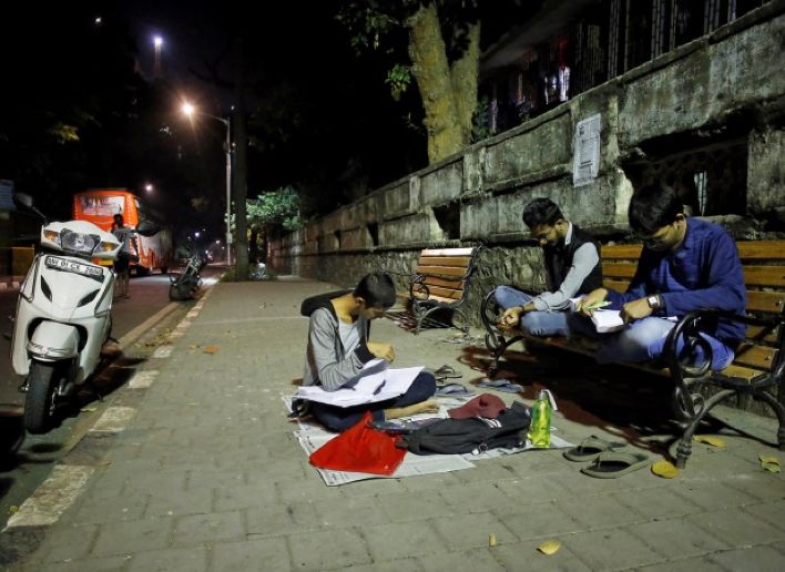 The secret of Indians changing their lives in the past 80 years, in this open-air street in the middle of the night