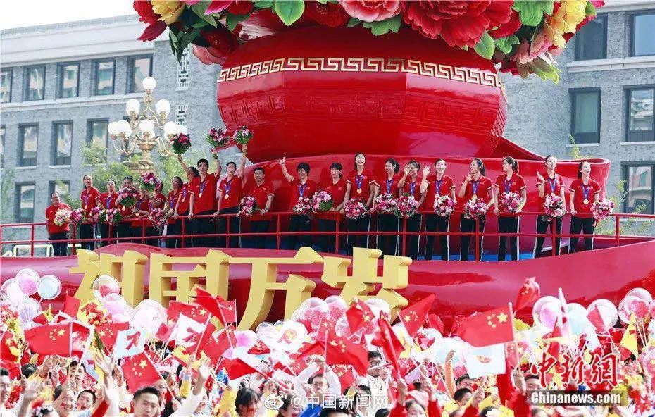 国庆游行压轴出场,十连胜女排背后的 30 年训练路