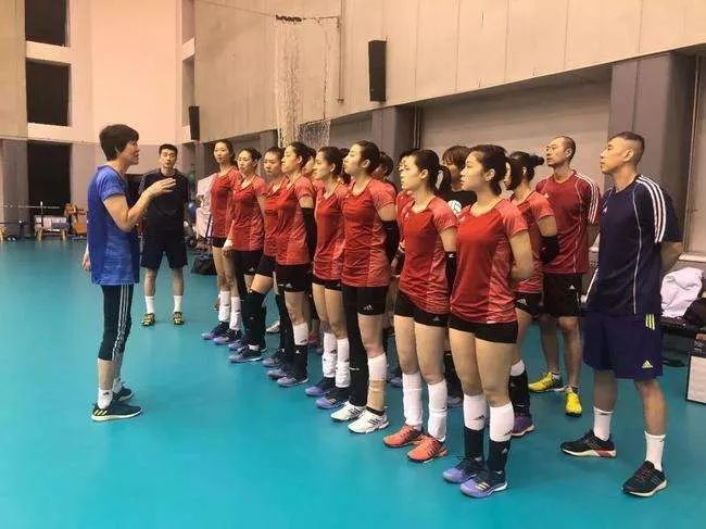 国庆游行压轴出场,十连胜女排背后的 30 年训练路