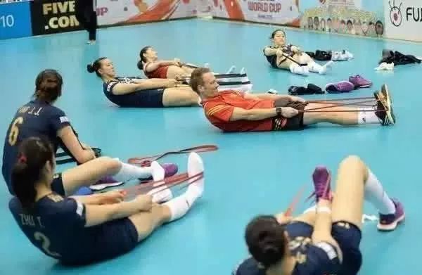 国庆游行压轴出场,十连胜女排背后的 30 年训练路