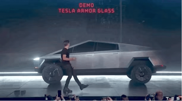 Musk Pickup's bulletproof glass is smashed by steel balls? Professor of Physics: This is a high school physics problem