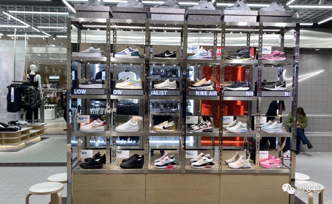 除了传统意义上的鞋柜展示区,明亮的灯光下,聚焦了各种款式,风格独特