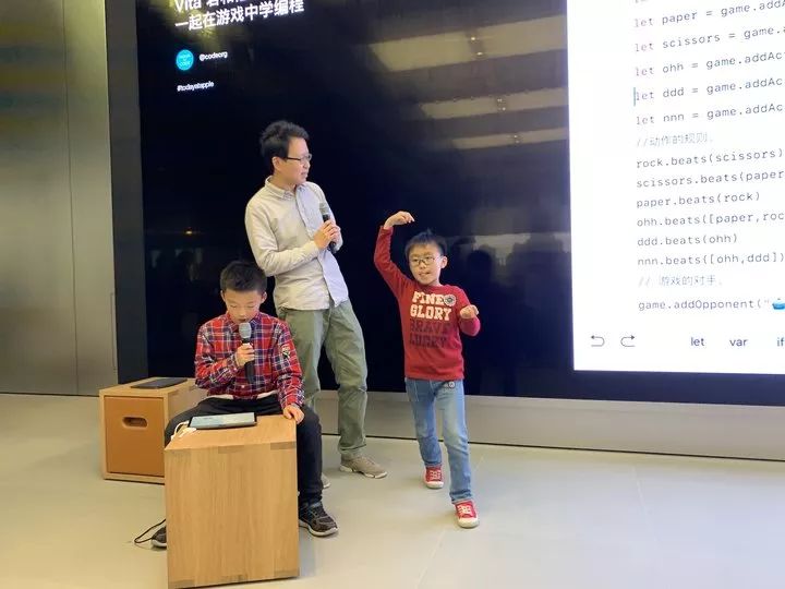 8-year-old earned millions of views on station B. He relies on teaching you how to program on iPad