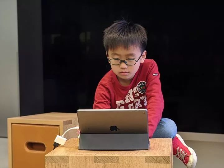 8-year-old got millions of views on station B, he relies on teaching you how to program on iPad