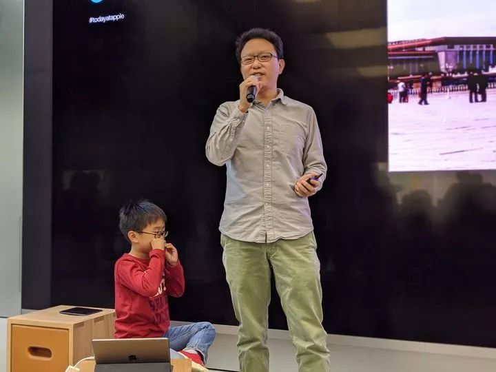 8-year-old earned millions of views on station B. He relies on teaching you how to program on iPad