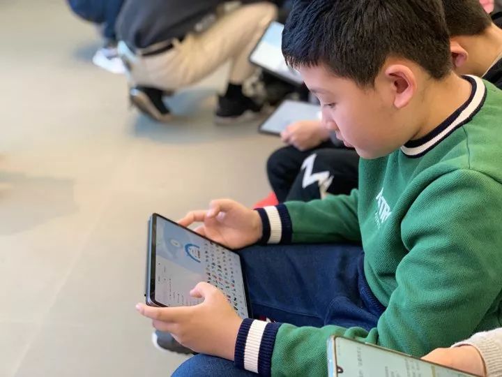 8-year-old has gained millions of views on station B. He relies on teaching you how to program on iPad