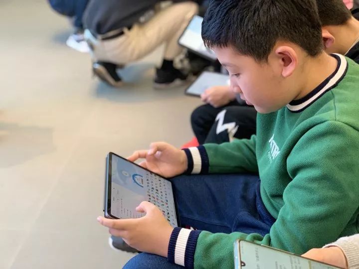 8 å²æ¶è· B ç«ç¾ä¸æ­æ¾éï¼ä»é çæ¯å¨ iPad ä¸æä½ ç¼ç¨