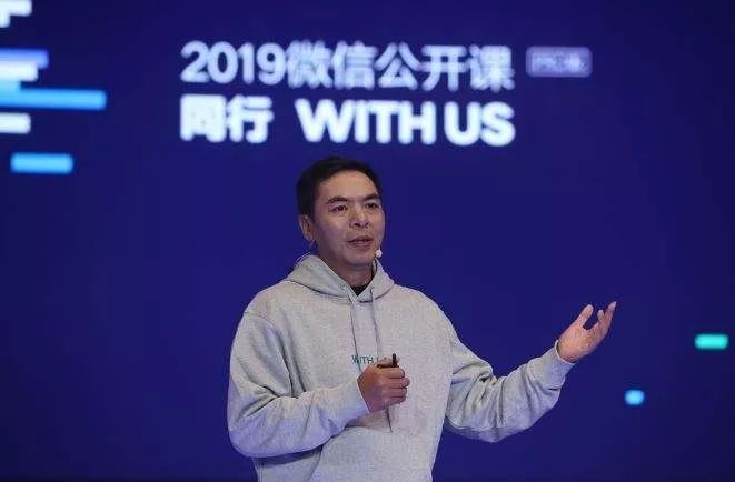 朋友圈斗图,“龙叔”讨好年轻人?