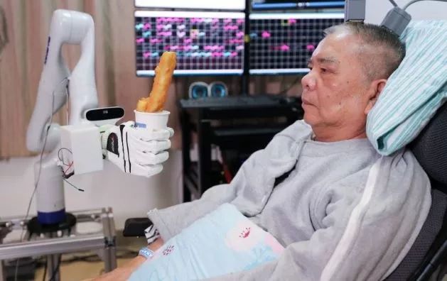 国内首例，浙大“双脑计划”让72岁高位截瘫患者只靠意念喝可乐打麻将