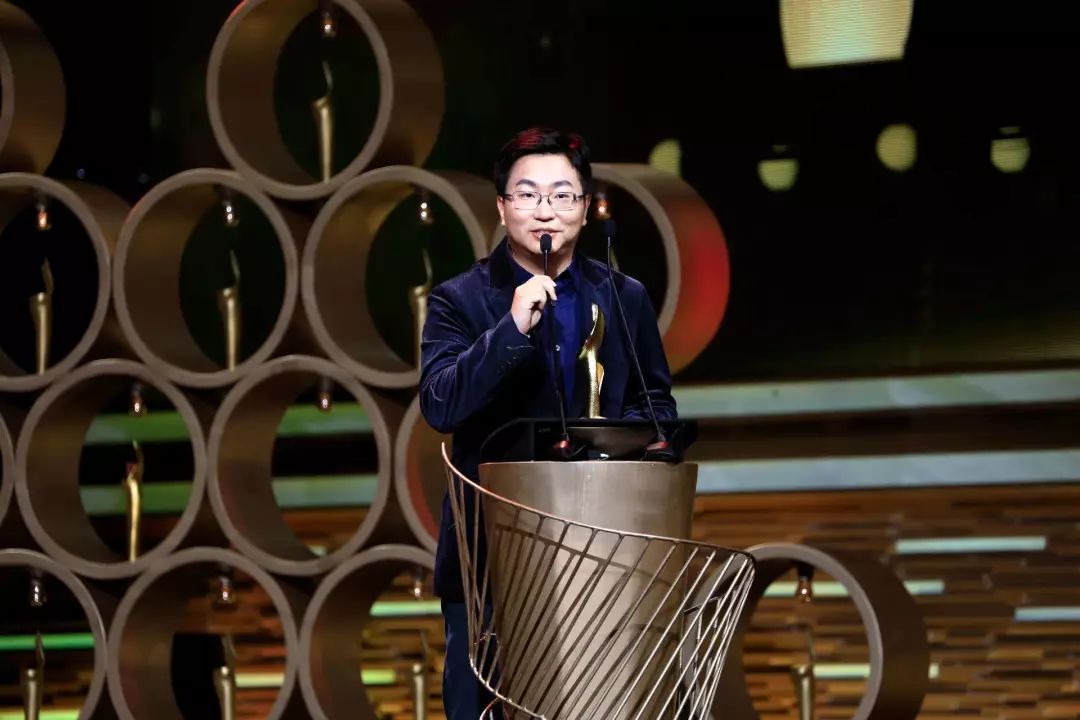 你看,那些靠互联网成“神”的男作家们