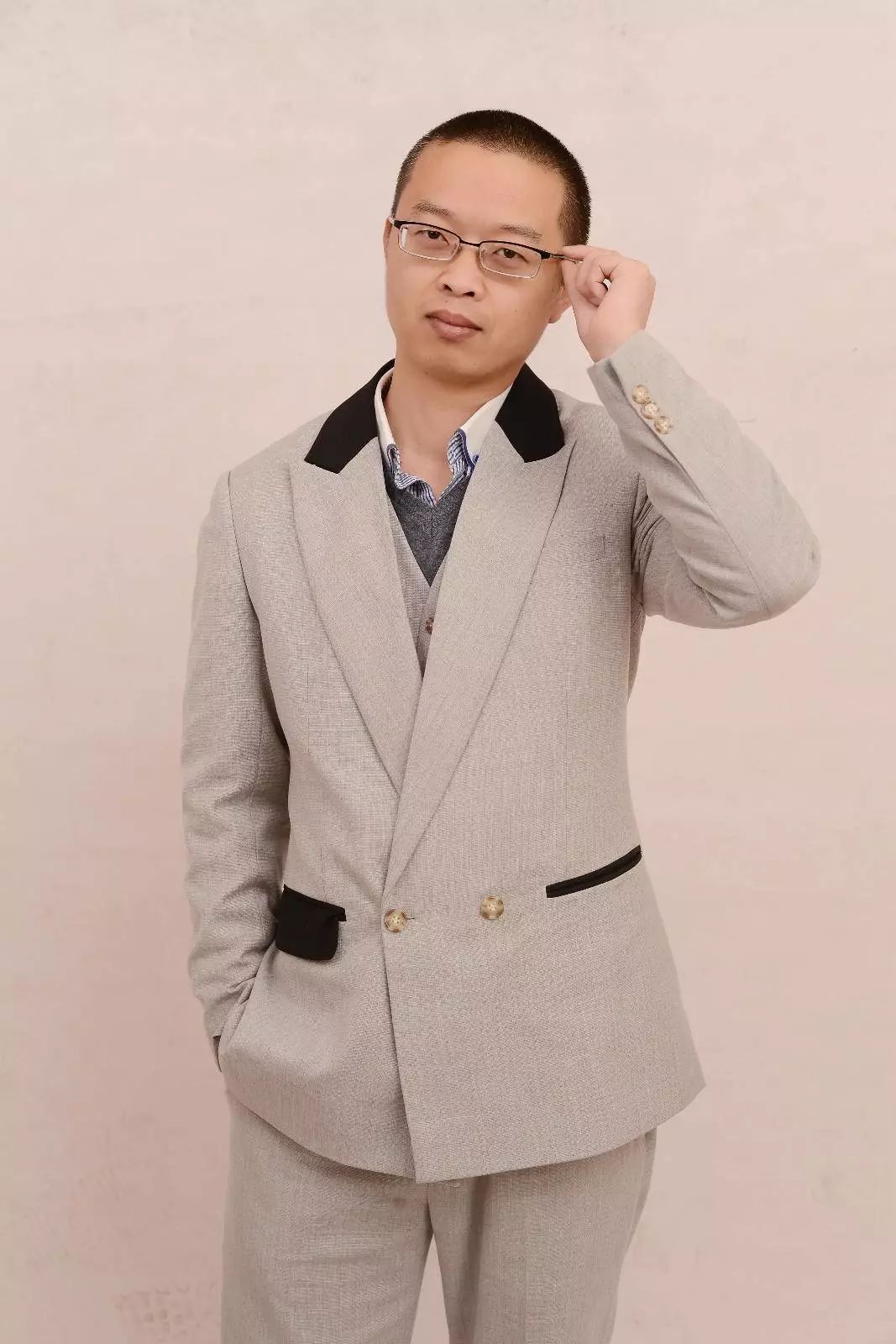 你看,那些靠互联网成“神”的男作家们