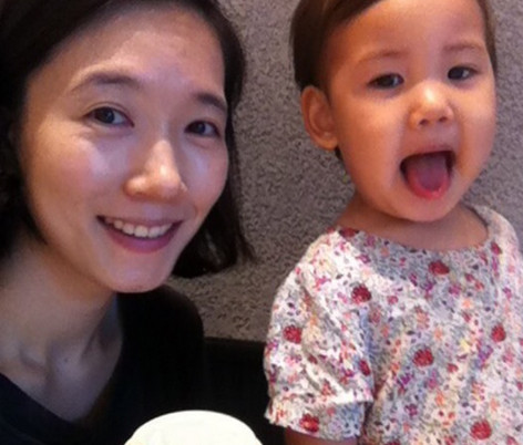 韩国一位母亲通过VR与去世女儿重逢