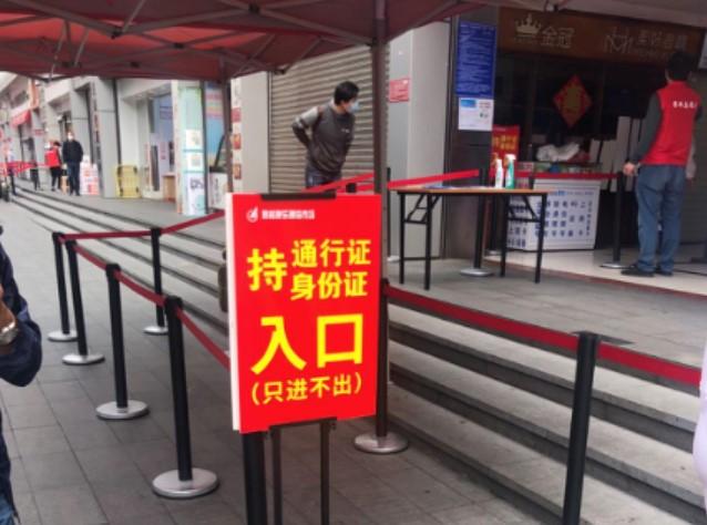 華強(qiáng)北“開(kāi)市”后，商家為多賣臺(tái)手機(jī)拼成了這樣