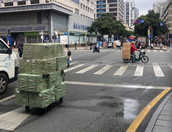 華強(qiáng)北“開(kāi)市”后，商家為多賣臺(tái)手機(jī)拼成了這樣