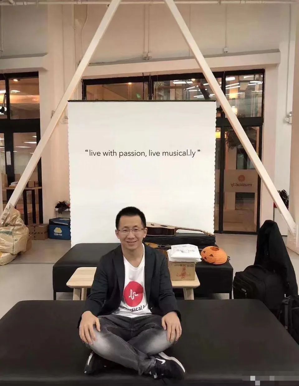字節(jié)跳向全球，張一鳴的7個第一次