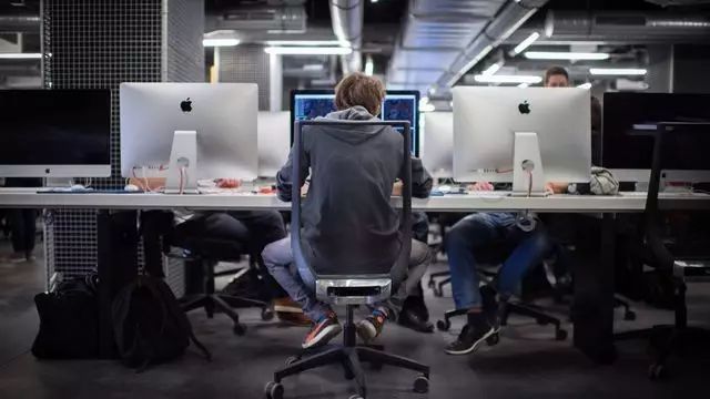 没老师、没作业、没文凭，这学校的毕业生还被一流大公司抢光