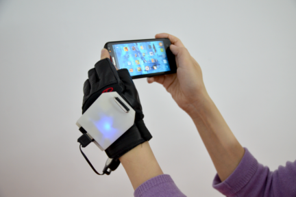 天津创业者让你戴上电源手套玩手机，你觉得方便吗？
