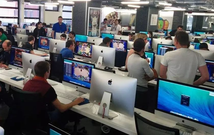 没老师、没作业、没文凭，这学校的毕业生还被一流大公司抢光