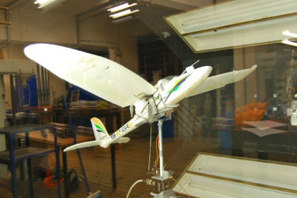 加持变形翼和人工智能，这只无人机可以像鸟一样俯冲着陆 | 潮科技