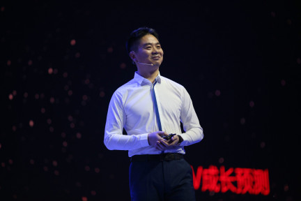 【大公司晚报】京东出让京东金融68.6%的股份；华为余承东：未来手机就像机器人