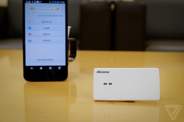 Maker Voice: 这个手环买定了！就冲它能用一台手机给另一台手机充电的份上