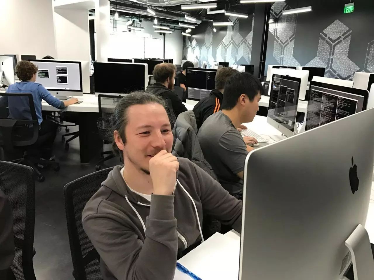 没老师、没作业、没文凭，这学校的毕业生还被一流大公司抢光