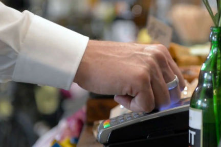 英国支付流行新趋势：付款、理财、凹造型，全靠一枚戒指搞定| 发现