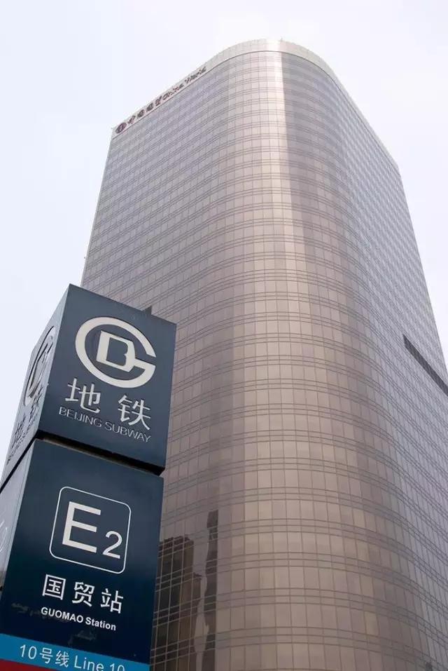 你看那个人，他好像一条珊瑚虫啊