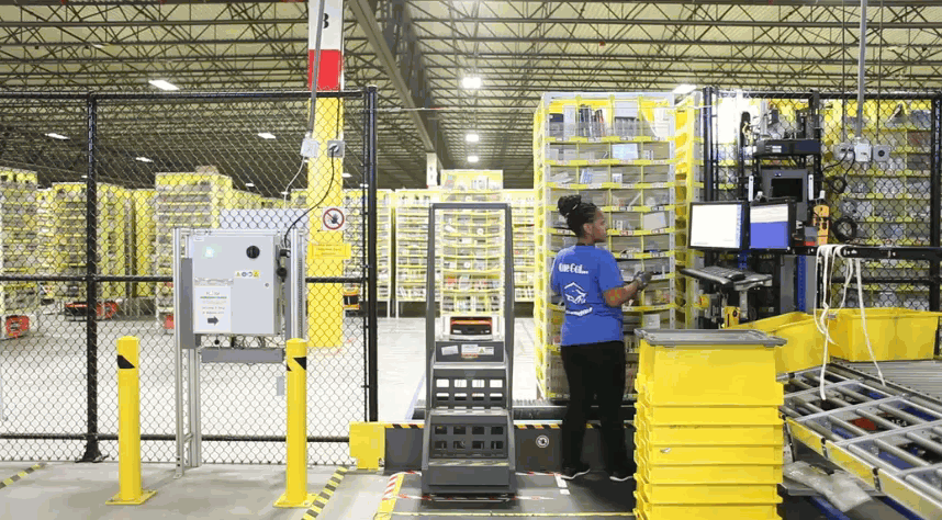 亚马逊仓库雇用机器人大军，没被裁的员工都去做什么了？