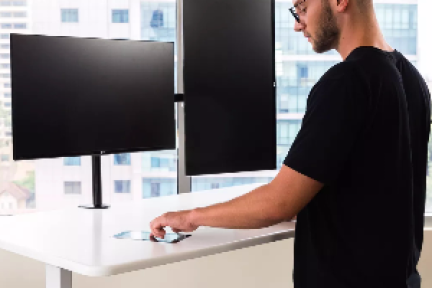 这款智能办公桌不仅站坐由你，还内嵌了一个智能助手来关照你的生活日常