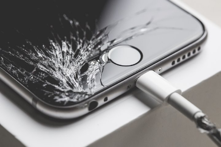 几乎每个月都会有 6000 台 iPhone 被当做垃圾销毁