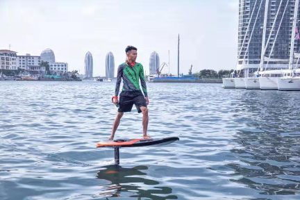 推出电动水翼冲浪板，「苇渡科技」想做水上市场的大疆