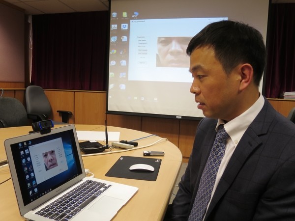 中国教授发明的“唇语密码”惊动了世界：动动嘴唇，门就自动打开 |潮科技