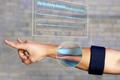 人机交互的新思路：神奇腕带MYO利用肌肉生物电检测识别你的手势