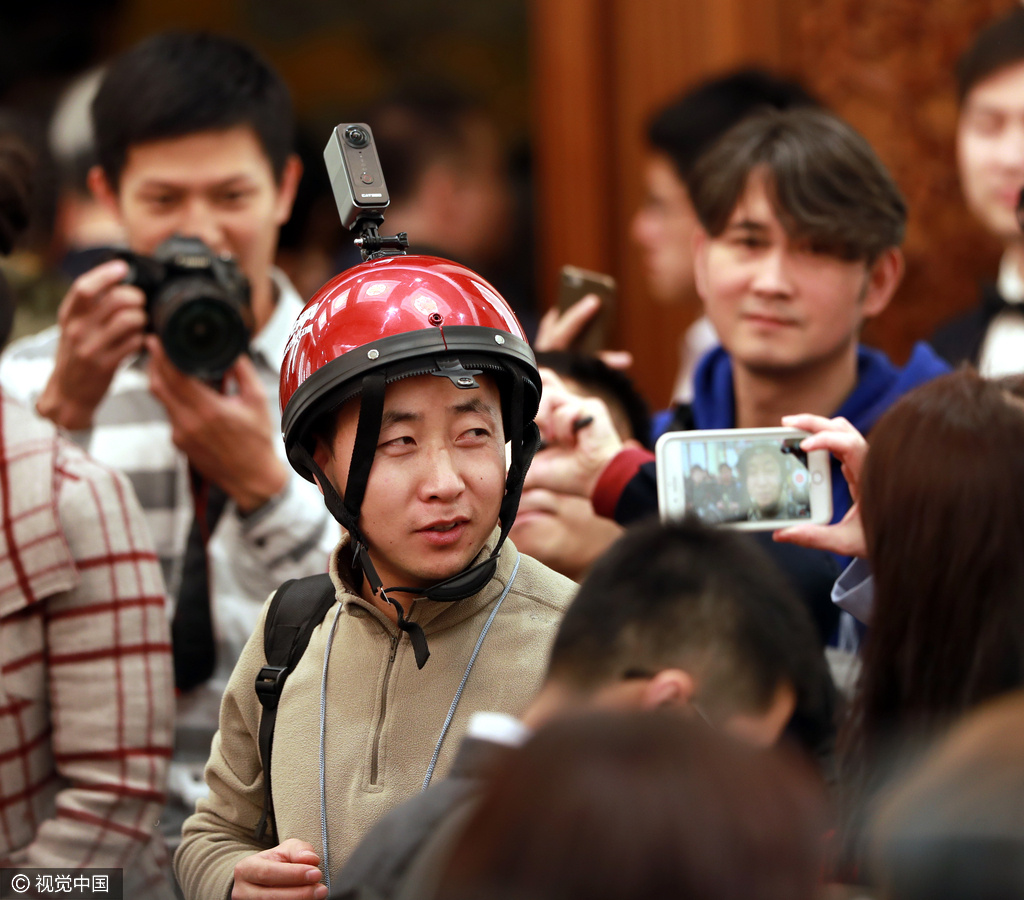 “钢铁侠”、全景拍摄帽子，高科技媒体装备亮相全国两会 | 图说