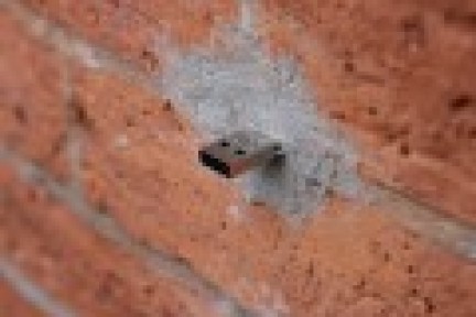 秘密情报传递点（dead drops）：公共场所的匿名、离线、P2P分享网络