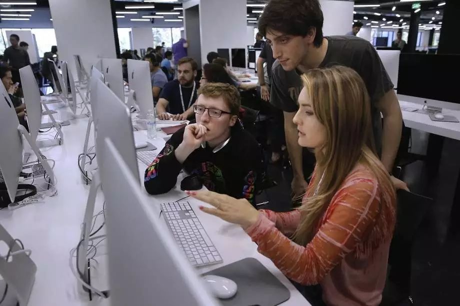 没老师、没作业、没文凭，这学校的毕业生还被一流大公司抢光