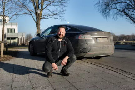 特斯拉车主用Model S逼停失控车，特斯拉表示将承担所有的维修费用