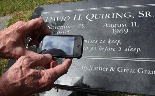 墓碑上的QR码，科技与历史的结合