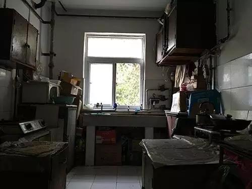 你看那个人，他好像一条珊瑚虫啊